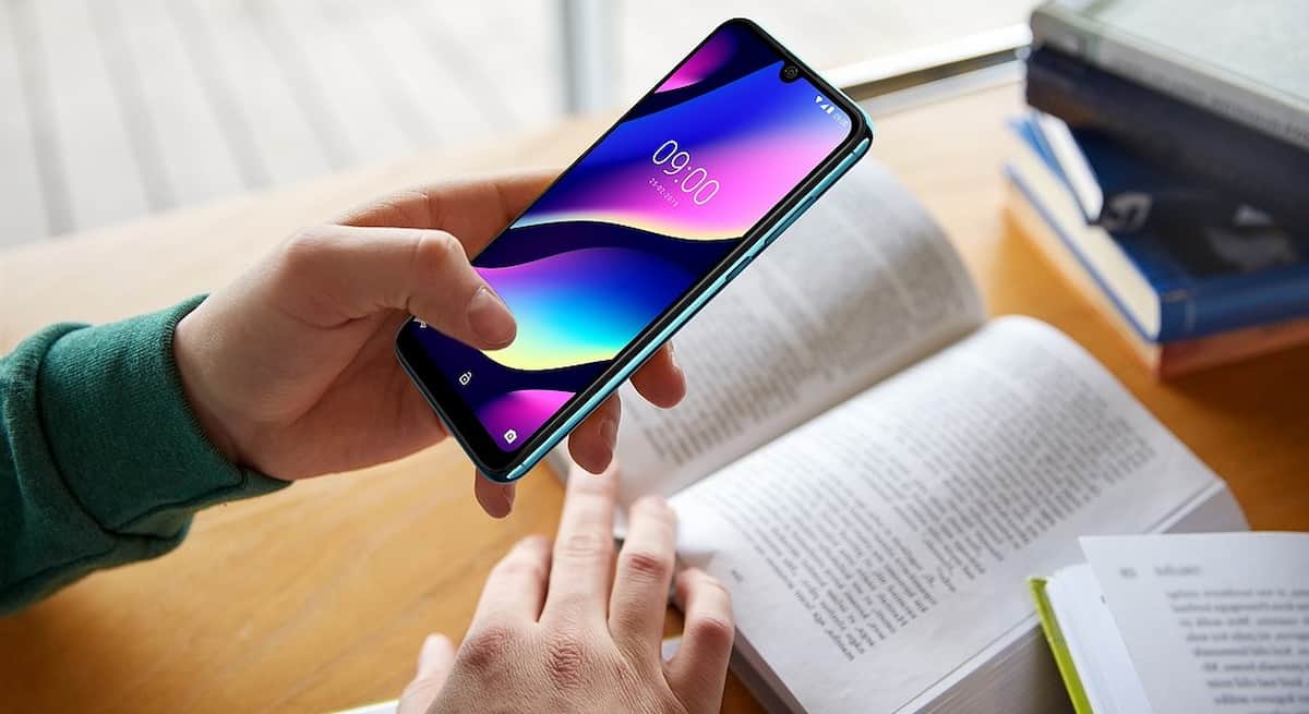 Stop ai cellulari in classe fino alle scuole medie, inasprite le regole già fissate nel 2007, consentito il tablet, ma solo per finalità didattiche. Stop ai cellulari in classe fino alle scuole medie, inasprite le regole già fissate nel 2007, consentito il tablet, ma solo per finalità didattiche.