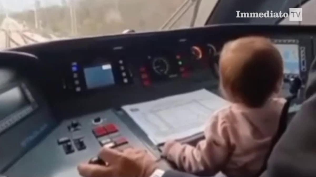 bimba in braccio ferrovie gargano