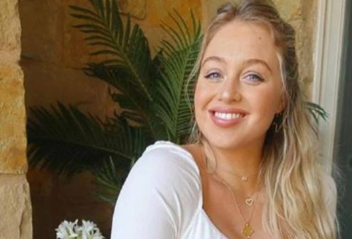 Iskra Lawrence, taglia super forte, ha creato una nuova linea di costumi da bagno, Cupshe, con 37 pezzi