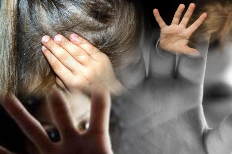 schiaffi figlia assolta madre