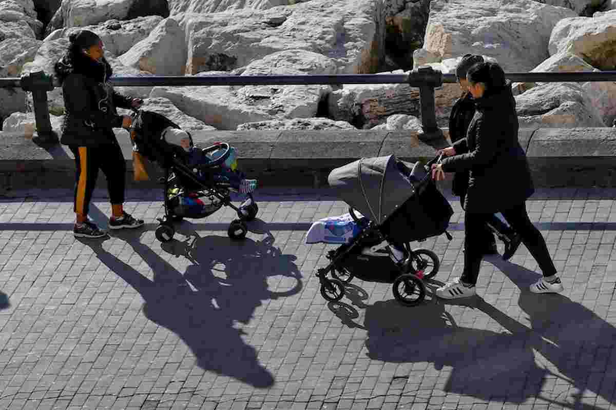 mamme carrozzine foto ansa