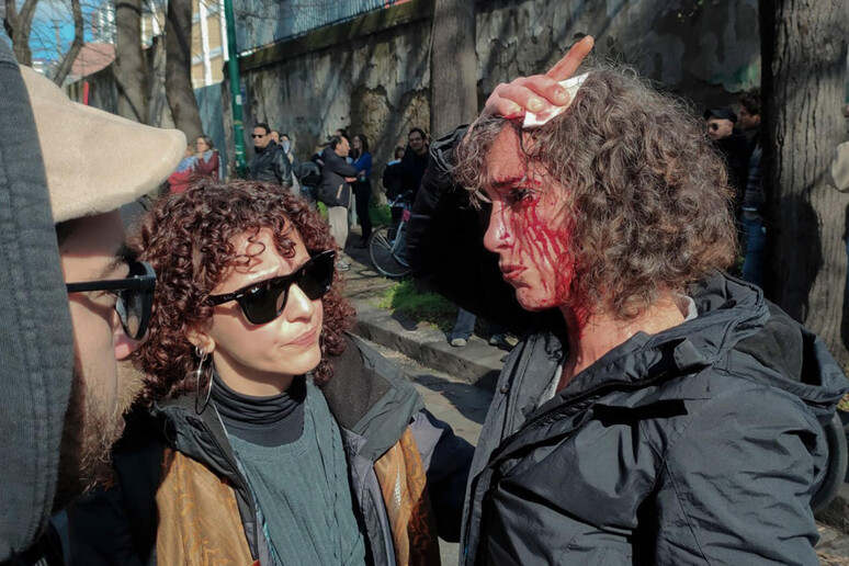 manifestanti manganellati a napoli, blitz quotidiano