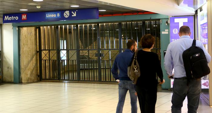 incidente metro b roma stazione colosseo
