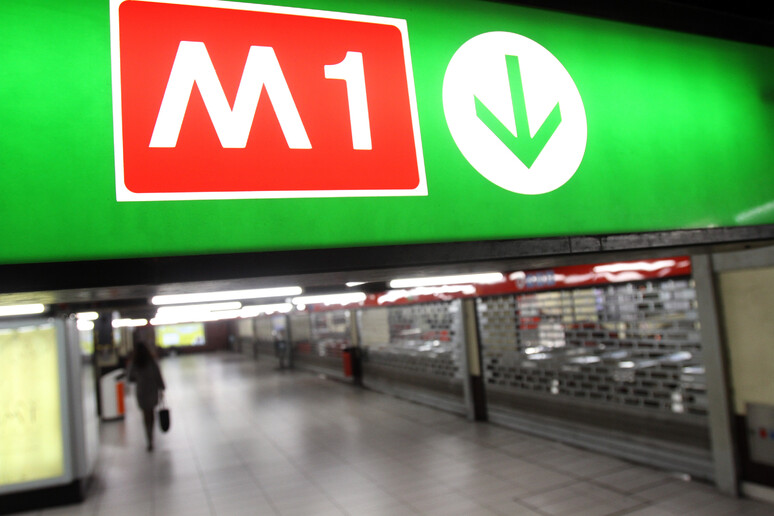 passeggeri feriti metro milano