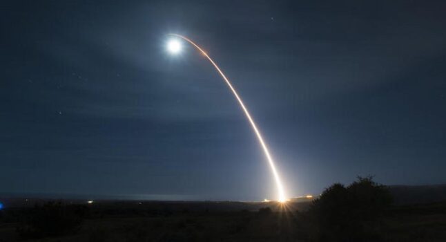Il missile nucleare inglese fallisce il test, non si accende il razzo e cade quasi in testa al ministro