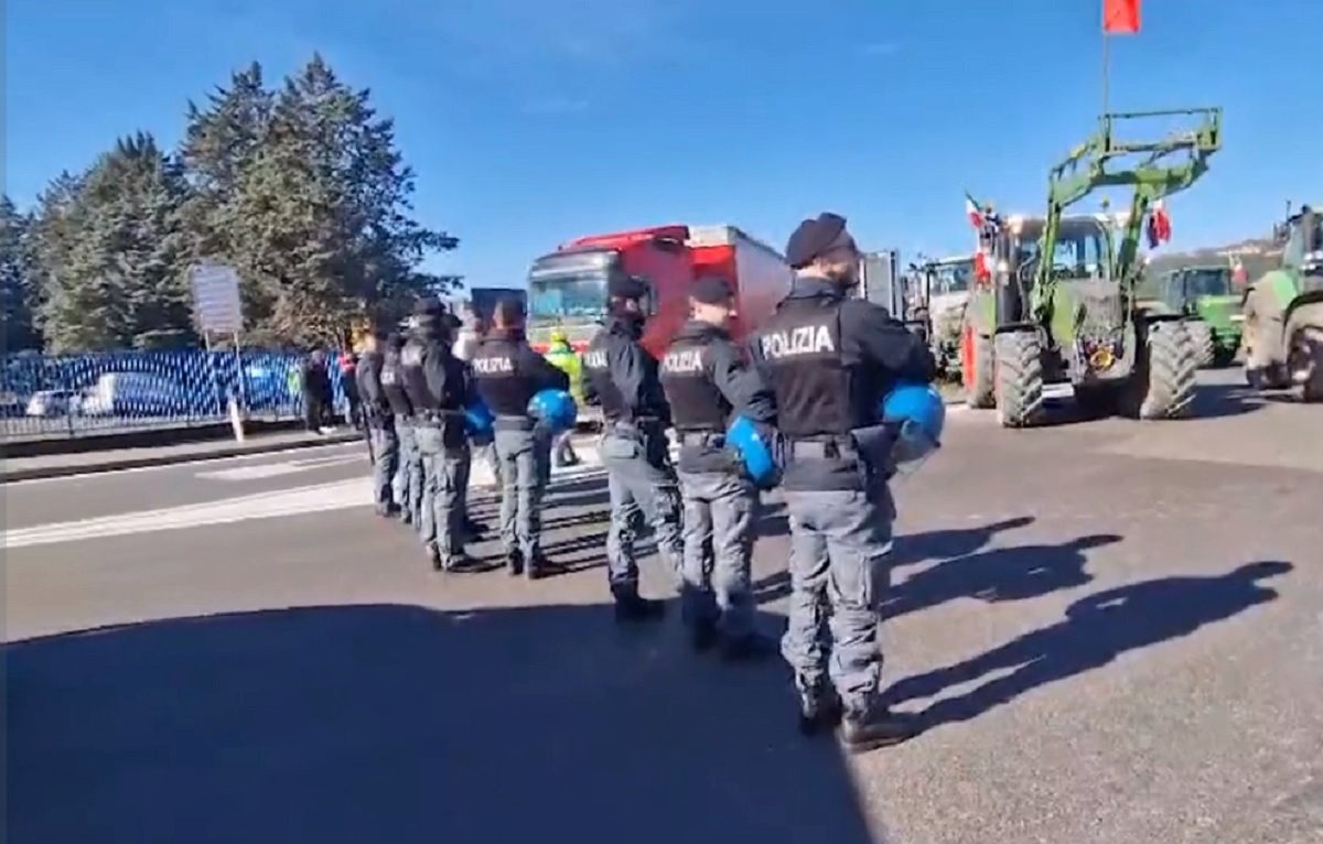 polizia blocca trattori ad orte