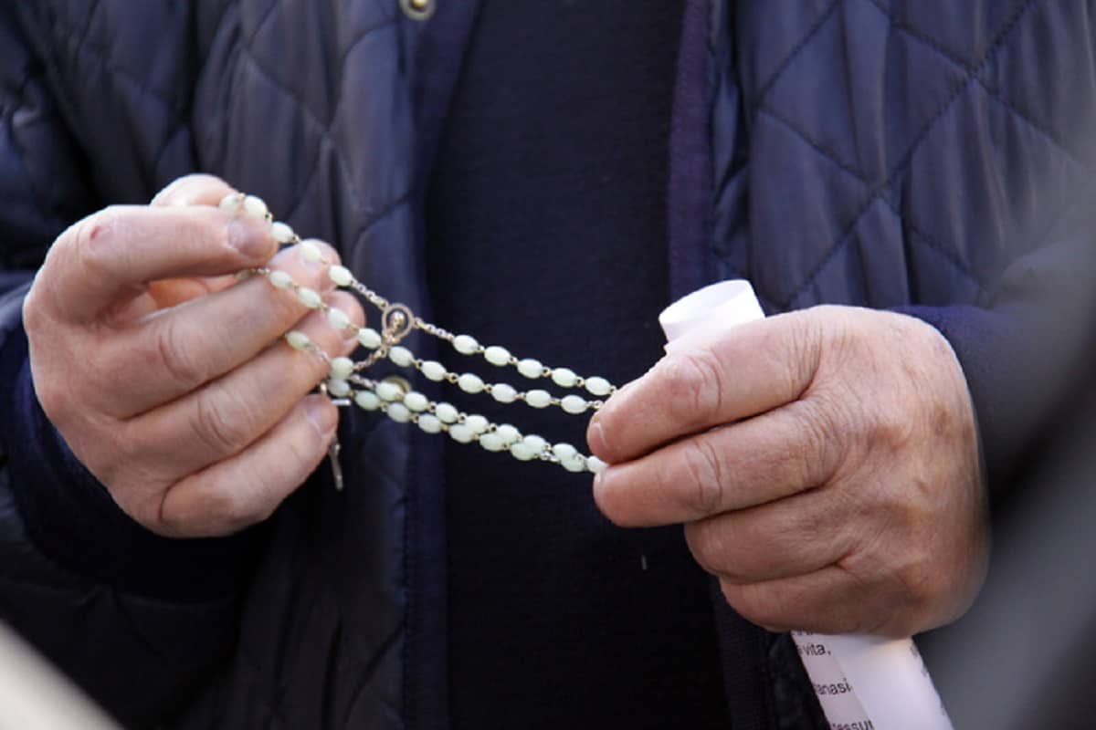 sacerdote morto