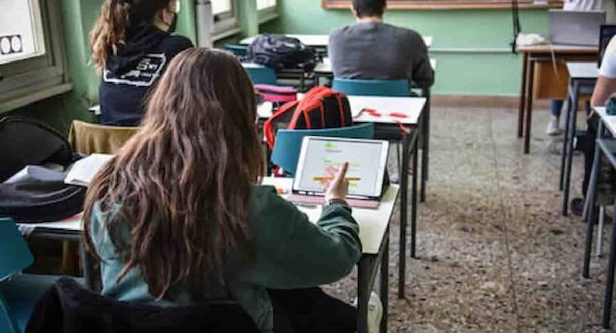 Scuola sottosopra, docenti picchiati, ragazzi accoltellati, brutti tempi: il cattivo esempio viene dai politici