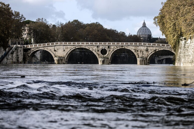pensionato suicidio tevere documenti