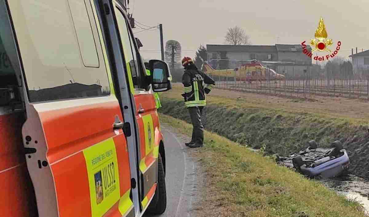 auto nel fossato