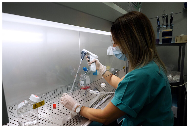 ricercatrice in laboratorio