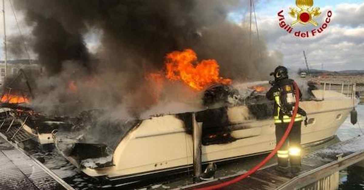 vigili del fuoco in azione a piombino