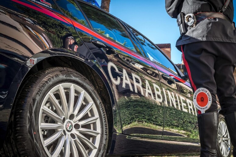 Accoltella l'elettricista e gli devasta l'auto a bastonate perché non era soddisfatto del lavoro fatto