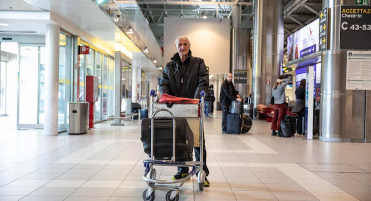 Arnaldo, pensionato di 83 anni, avrà una casa, come nel film “The Terminal”