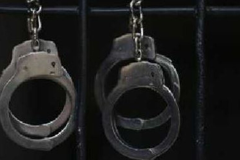 Lascia il compagno 18enne, lui la sequestra e spara al figlio: arrestato