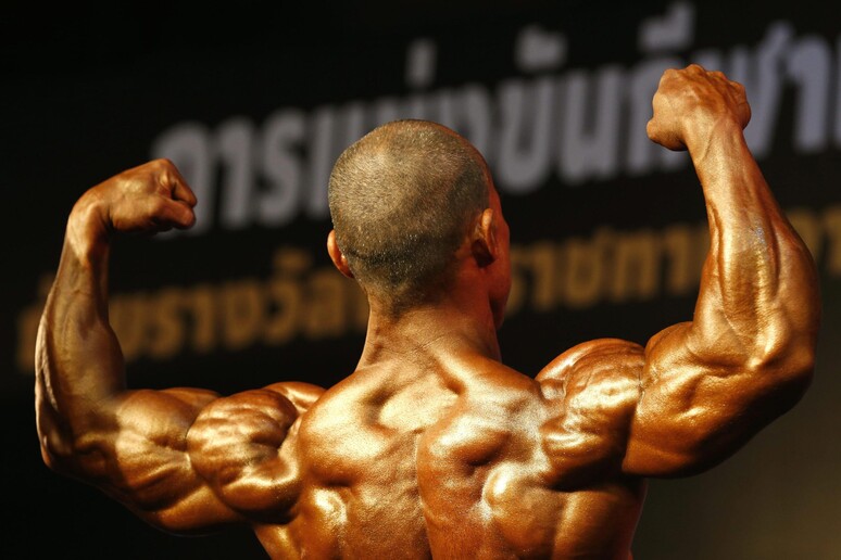 Bodybuilder mangia 39 monete e 37 magneti: "Devo assumere zinco"