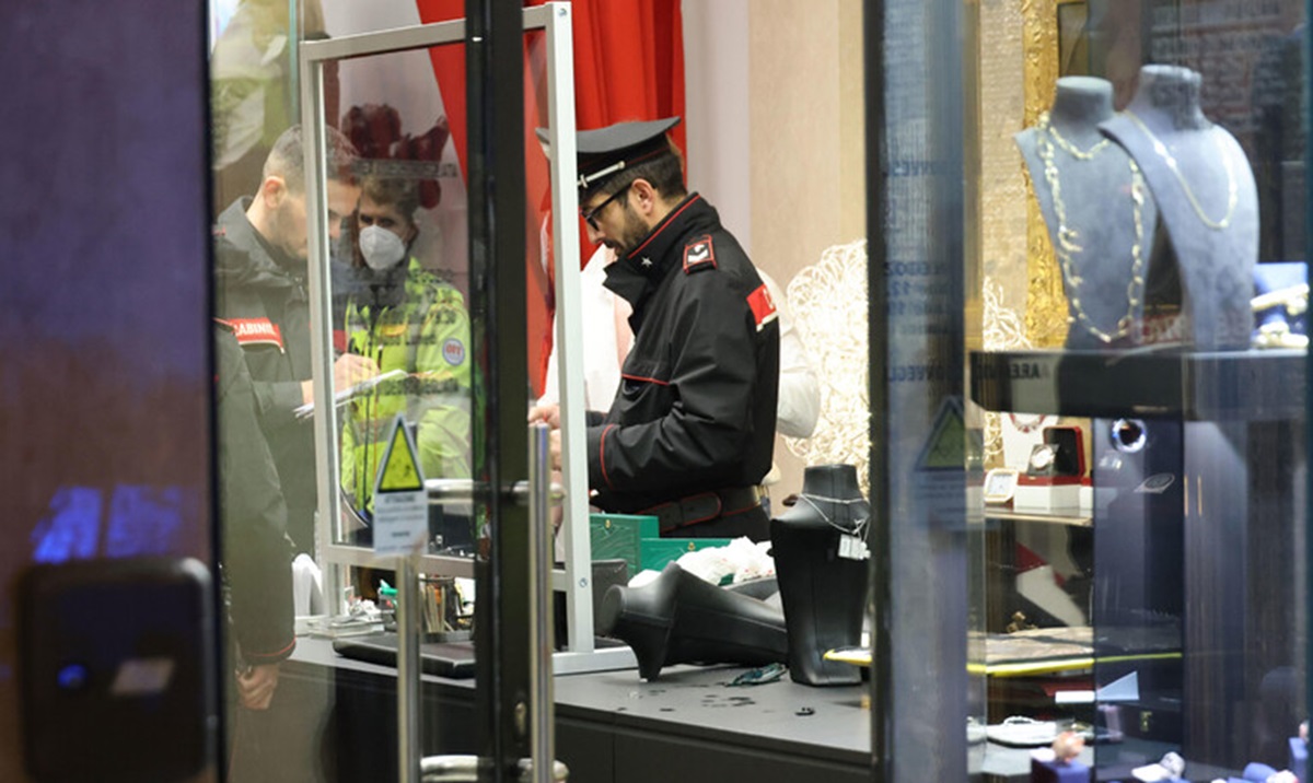 La gioielleria rapinata a Brescia FOTO ANSA