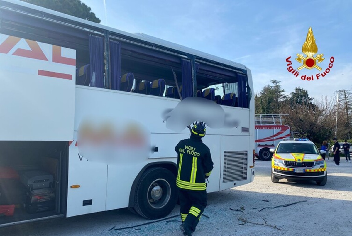 Bus fa manovra, foto archivio ANSA