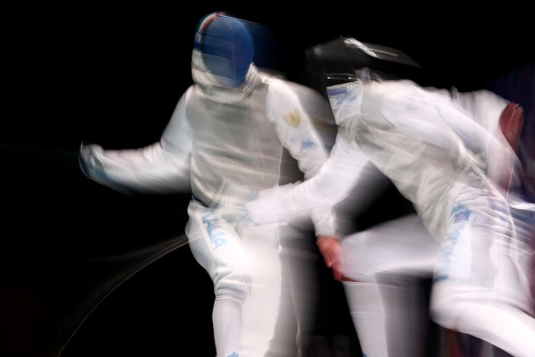 Stupro di gruppo su una campionessa di scherma: sotto accusa tre atleti italiani