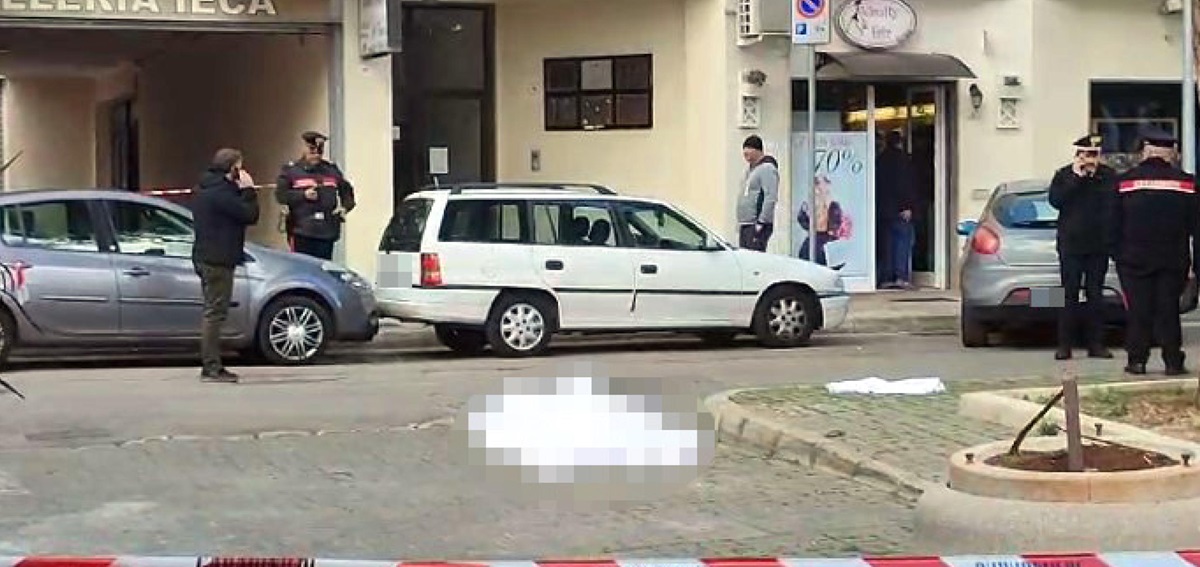 Il luogo in cui un uomo è stato ucciso a colpi di arma da fuoco in pieno giorno nel centro di Casarano FOTO ANSA