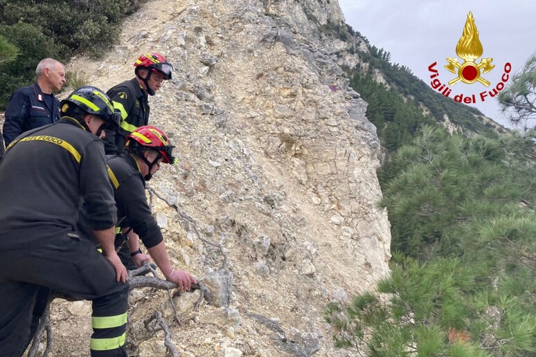 Lo scatto panoramico fatale: escursionista precipita per 100 metri e muore