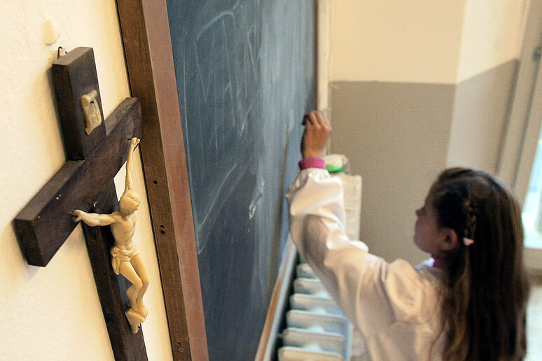 Benedizione pasquale vietata a scuola, caso Pioltello al contrario