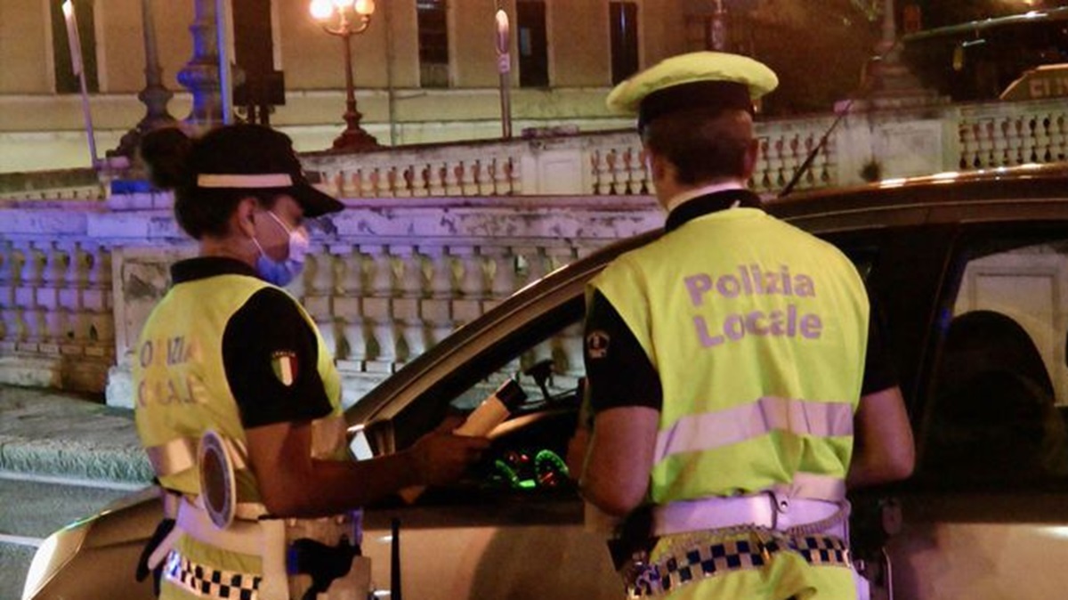 I controlli della polizia locale, foto archivio ANSA