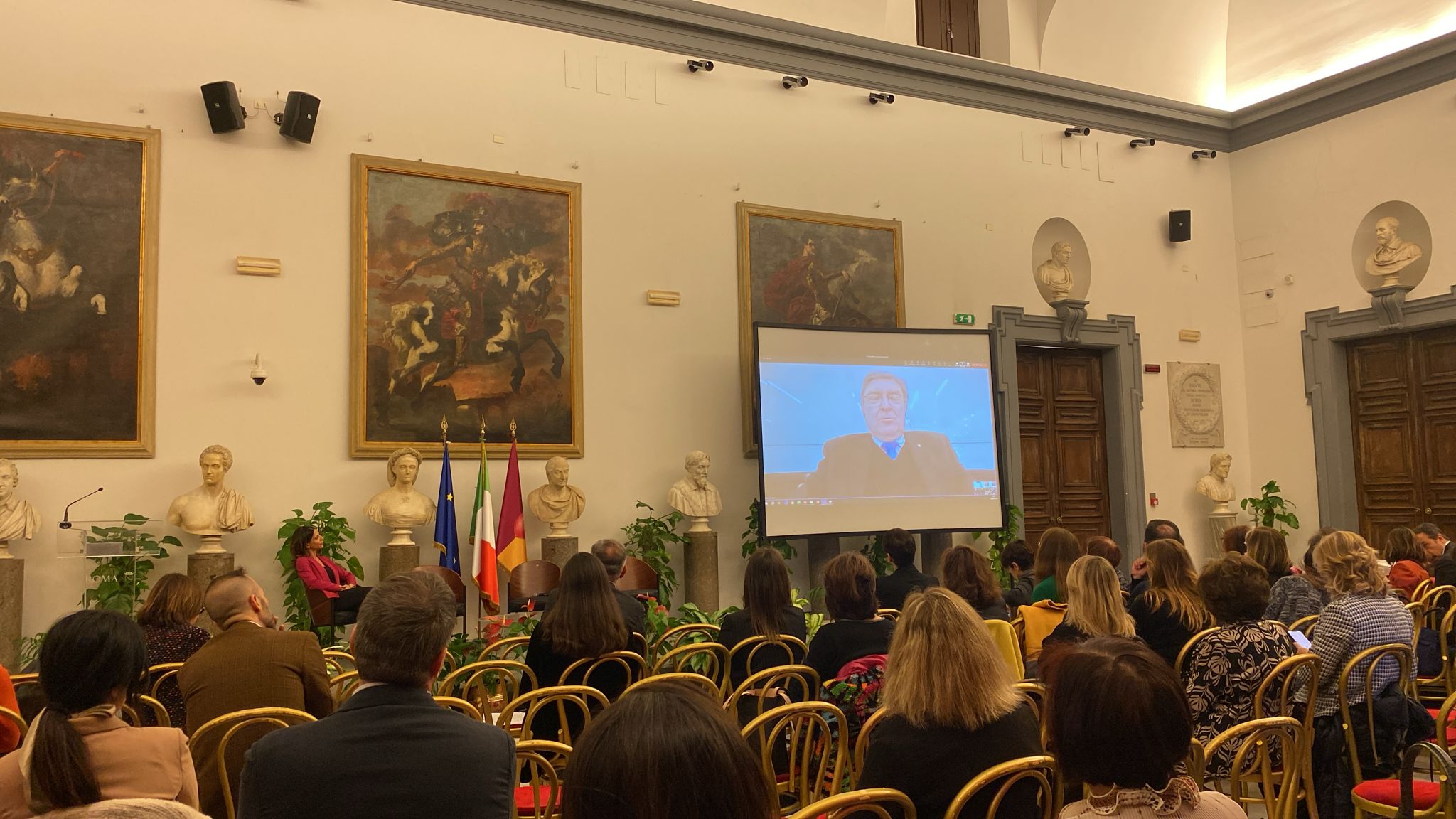 "Bruciamo tutto": femministe irrompono in Campidoglio con mimose e mani tinte di rosso