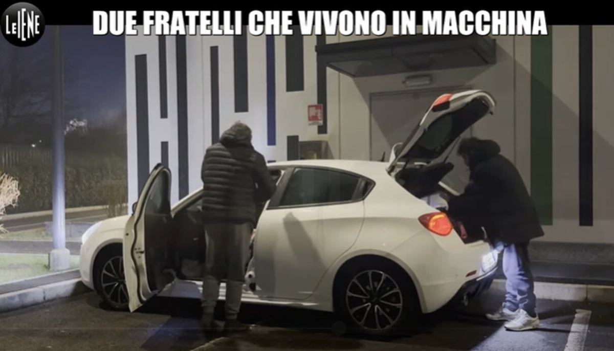 La storia dei due fratelli che vivono in auto, il servizio delle Iene