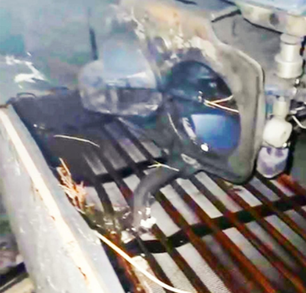 Il frigo travolto dal treno FOTO ANSA