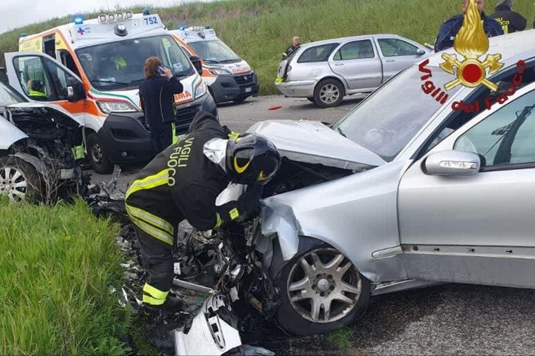 Scontro mortale tra tre auto sulla Pontina: perde la vita una bambina di 7 anni