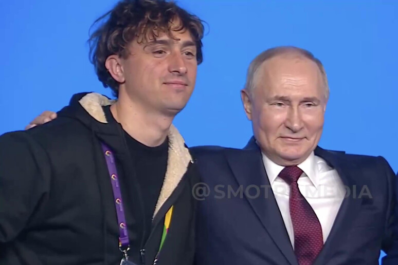 Lo street artist italiano Jorit incontra Putin, foto insieme al forum della gioventù a Sochi