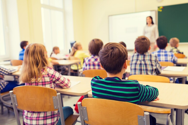 Maestra di sostegno arrestata per maltrattamenti, violenze e soprusi contro un allievo