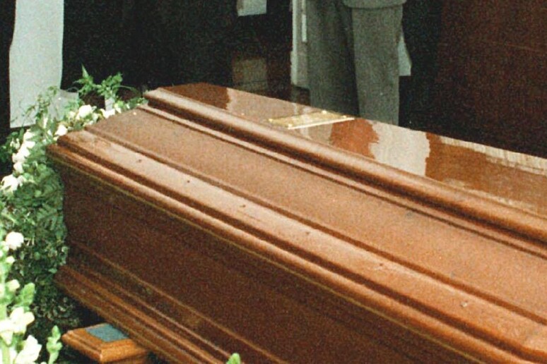 Veglia il padre morto in casa per 4 mesi. Poi chiama i carabinieri: "Correte, non ce la faccio più"