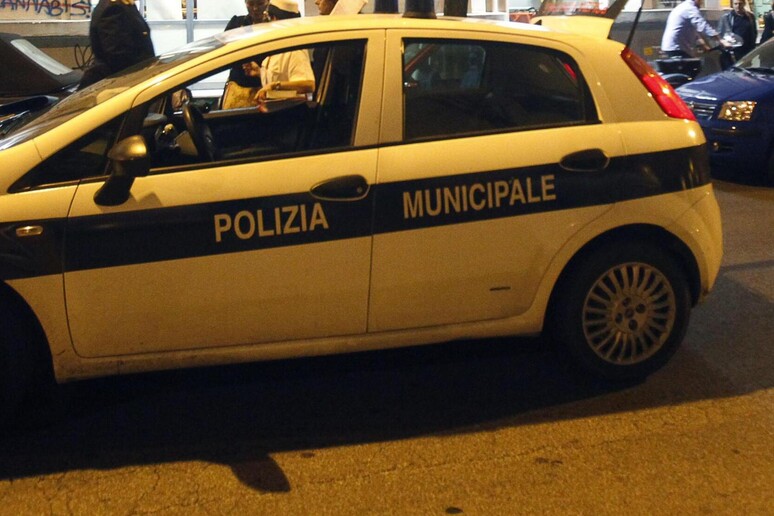 L'operaio è in difficoltà economica, la vigilessa paga per lui la multa da 74 euro