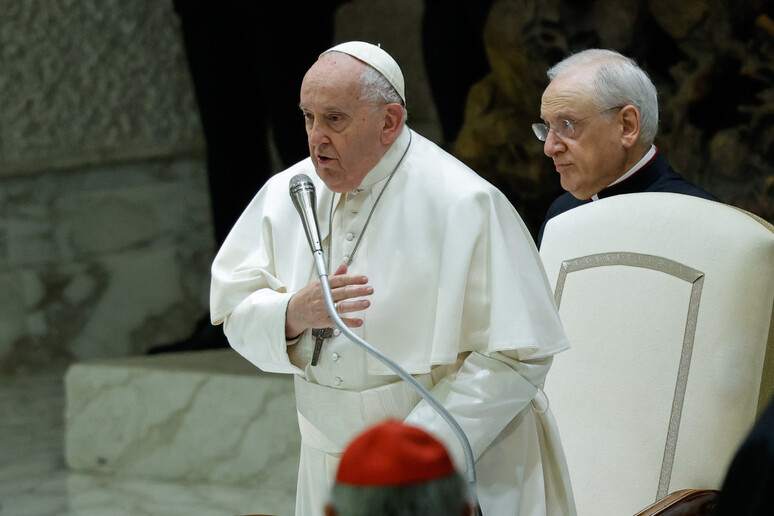 Papa Francesco si scaglia contro l'ideologia gender: "Pericolo più brutto del nostro tempo"