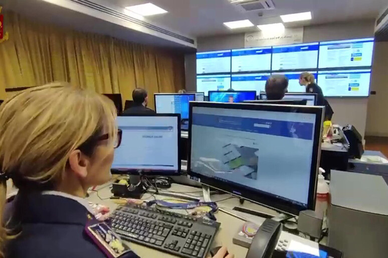 Abusi su bambine e atti sessuali in streaming: 5 persone arrestate in Lombardia