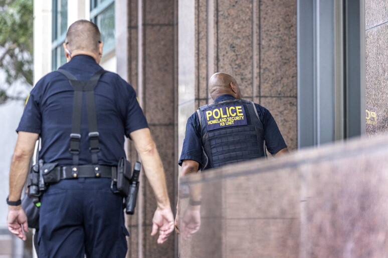 Affida il figlioletto al compagno per "farlo diventare uomo", ma il bimbo scompare