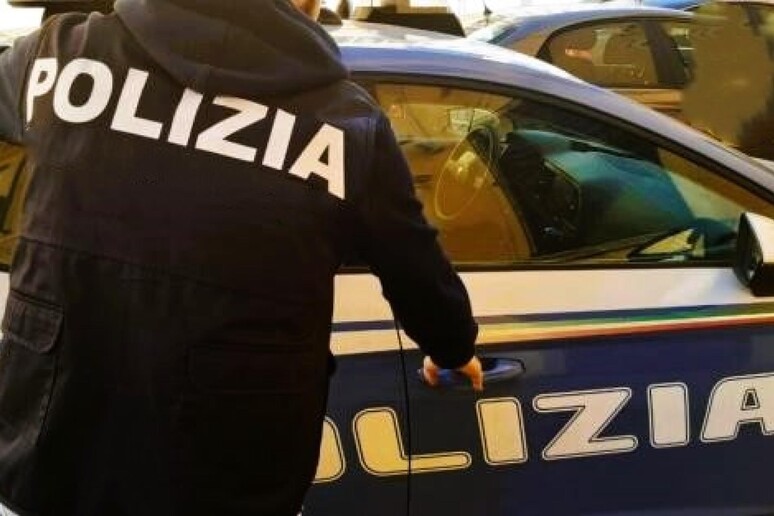 Scappa dalla polizia a bordo dello scooter, si schianta e muore. Ferito il figlio di 12 anni