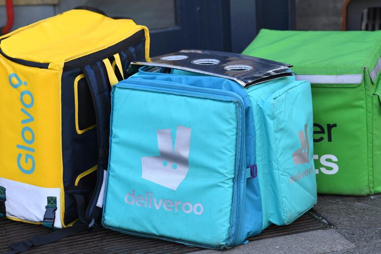 Rider troppo veloci, colleghi li aggrediscono: "Ci rubate il lavoro"