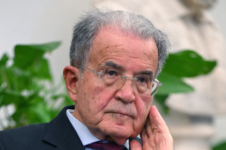 Archiginnasio d’oro a Romano Prodi: l’onorificenza più importante di Bologna spacca la città