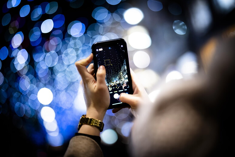 Un giovane si toglie la vita e il video finisce sui social. La rabbia del sindaco