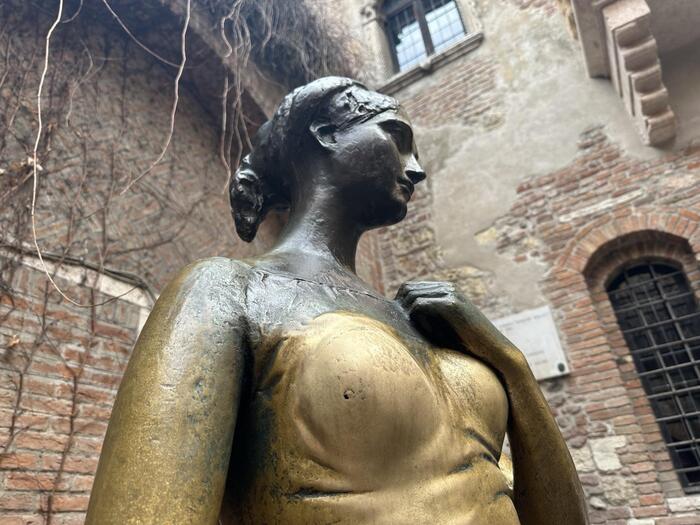 Troppe carezze sul seno a Giulietta, "bucata" la statua in centro a Verona