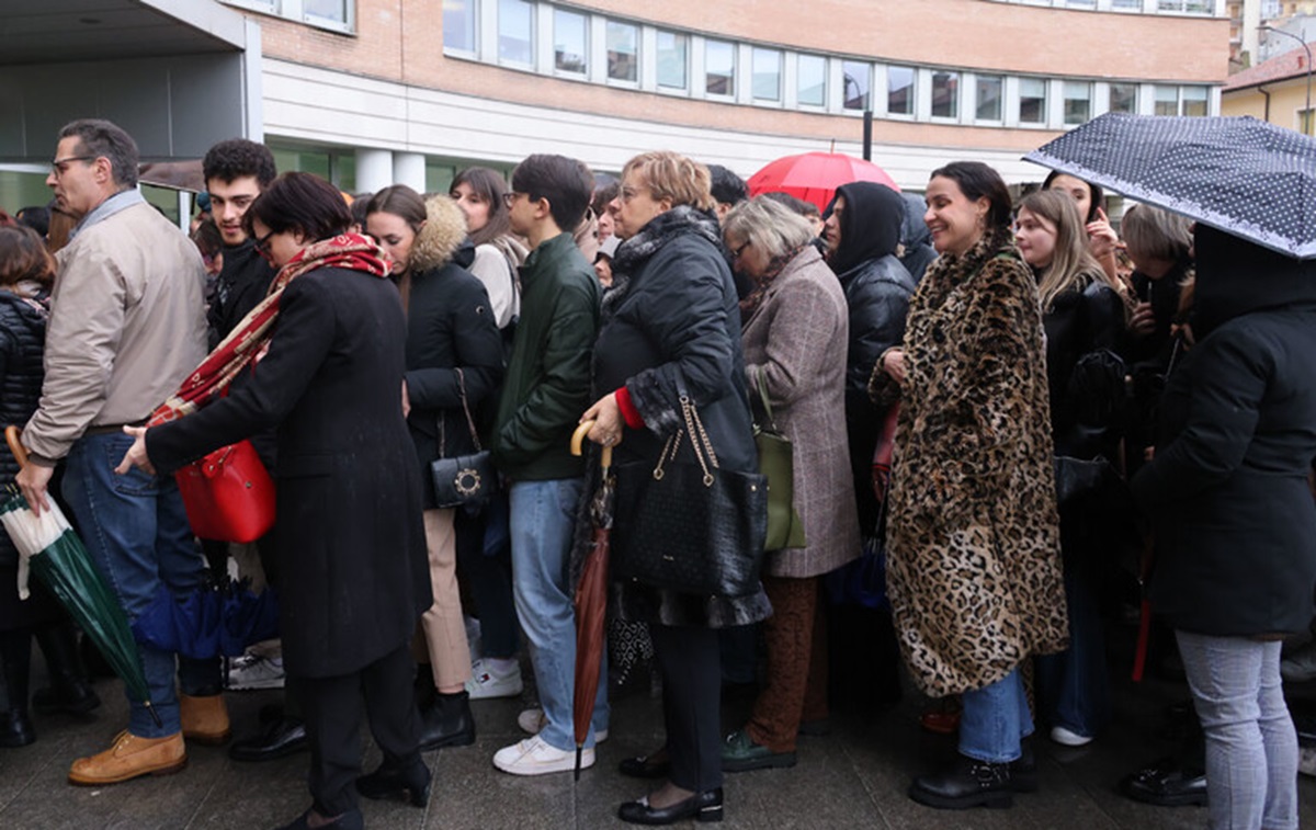 Strage di Erba, la gente in fila per entrare in Tribunale FOTO ANSA