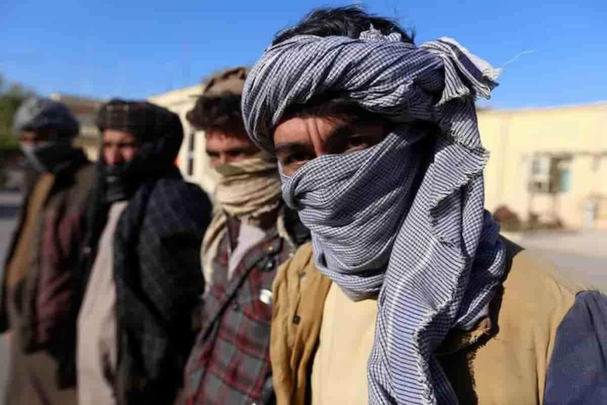 Le cravatte per i talebani segno della croce cristiana, da eliminare