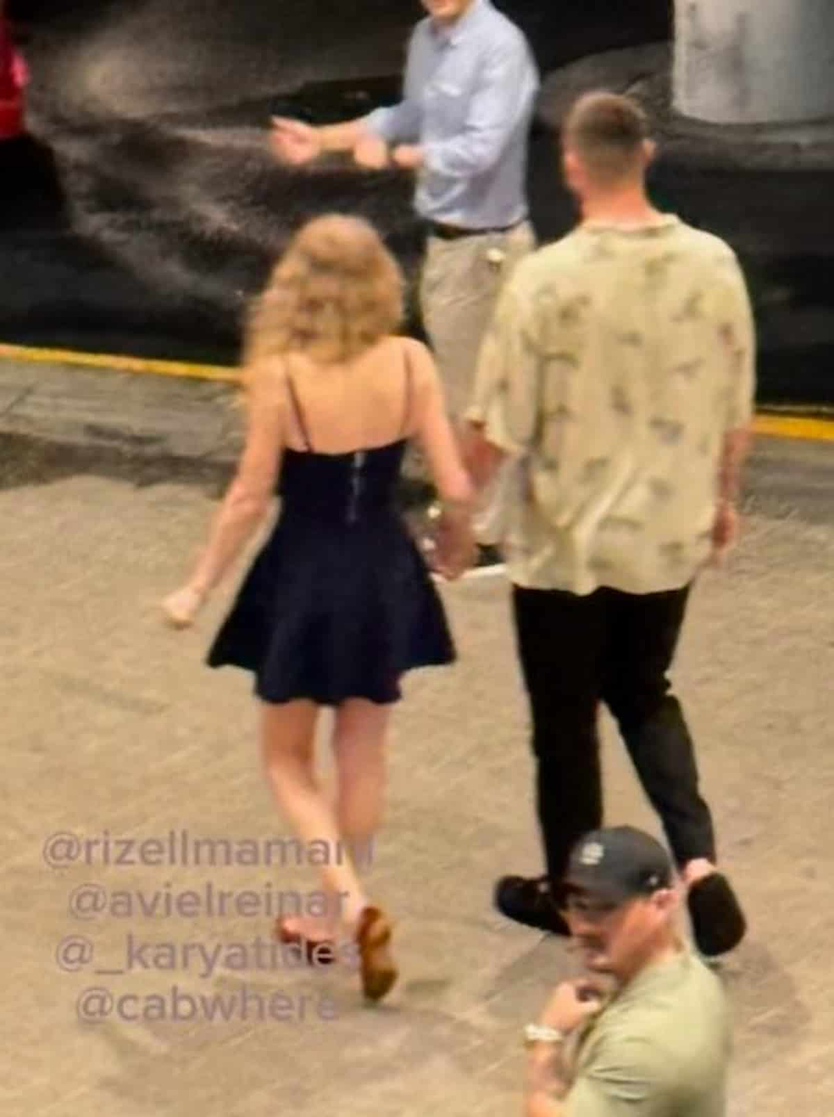 Taylor Swift sta bene? si chiedono i fan dopo la tosse a Singapore ma è arrivato Travis Kelce per una fuga romantica in un centro commerciale