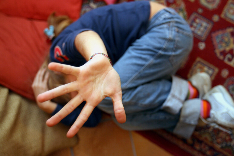 A 13 anni resta incinta del padre che la violenta. "La mamma sapeva e non ha denunciato"