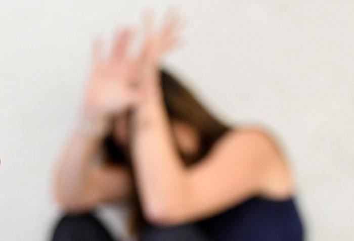 "Ci ha violentate, anche i suoi amici": due sorelle accusano il padre di violenza sessuale