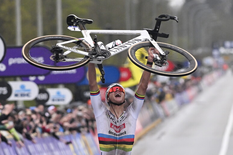 Mathieu Van der Poel Parigi-Roubaix ansa