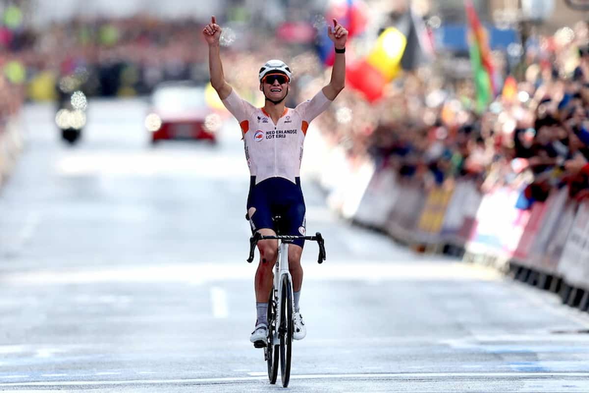 Ciclismo, uragano Van Der Poel, l’olandese vince la Parigi-Roubaix, fuga solitaria a 60 km. dal traguardo